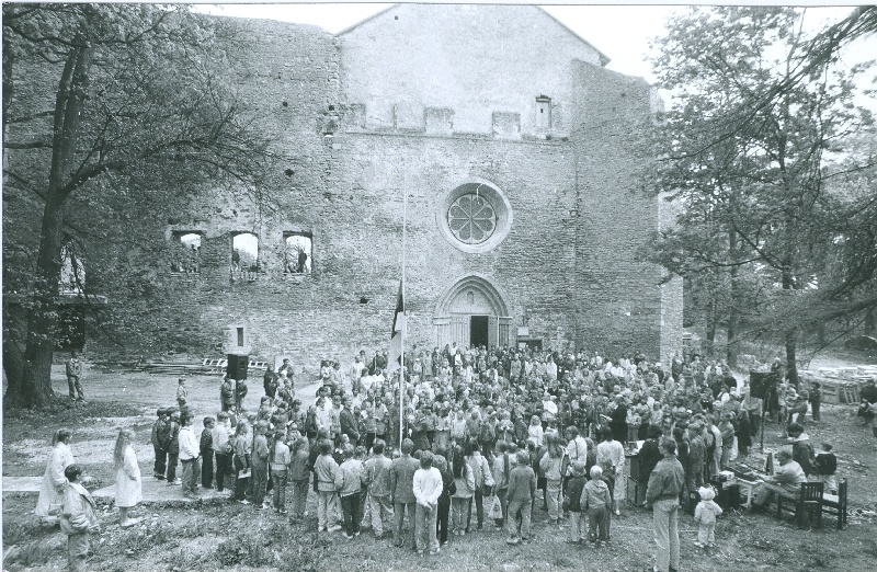 Foto. Laste pühapäevakooli lõpetamisel Haapsalu Toomkiriku ees. 2.06.1991. Mustvalge.