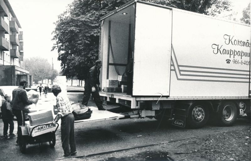 Foto. Soome baptistikoguduse saadetud kauba mahalaadimine heategevuseks mõeldud kaubaga Haapsalus teenindusmaja lähedal. 20.09.1991.