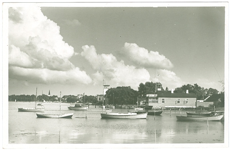 Foto. Vaade Eestimaa Merejahtklubi hoonele Haapsalus. 1936. Albumis HM 8466:1. Kuulunud kapten Harald Dampffile.