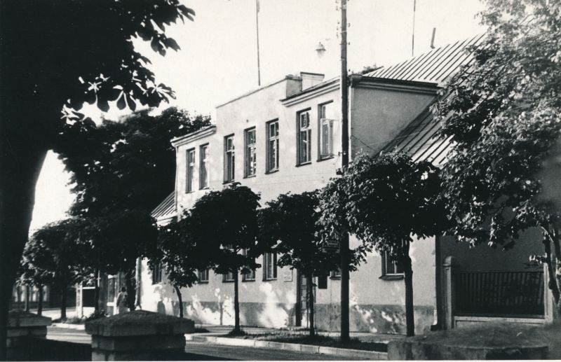 Foto. Haapsalu Rajooni TSN Täitevkomitee hoone Nõukogude tn. 1970 - ndad