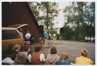 Suvelõpusimman Mahtra Talurahvamuuseumi õuel