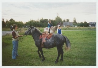 Suvelõpusimman Mahtra Talurahvamuuseumi õuel