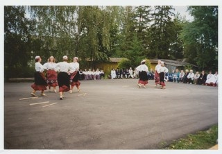 Suvelõpusimman Mahtra Talurahvamuuseumi õuel