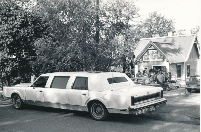 Foto. Sassi Kaubamaja avamisele tulid vennad Tišlerid laenatud "Lincolniga". 09.10.1991.