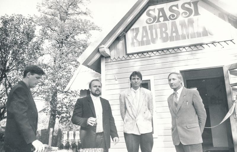 Foto. Vennad Veiko ja Peeter Tišler oma kaupluse avamisel Haapsalus Tallinna mnt. koos T.Beereniga. 09.10.1991.a. Mustvalge.