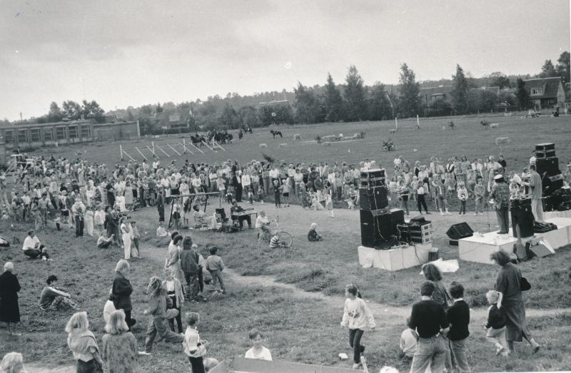 Foto. Valge Daami päevadel 22.-25.08.1991.a. Haapsalu staadionil. Mustvalge.