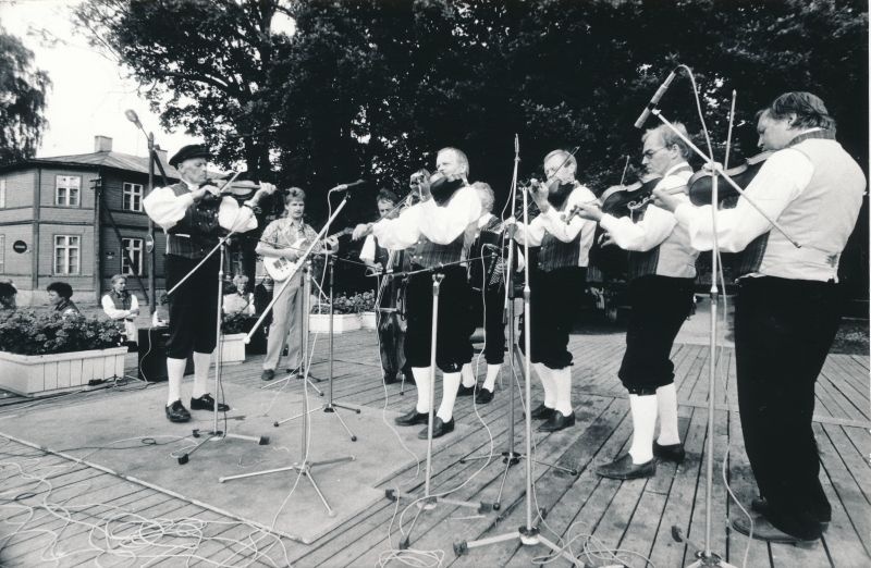 Foto. Valge Daami päevadel 22.-25.08.1991.a. Haapsalu lossiplatsil. Mustvalge.