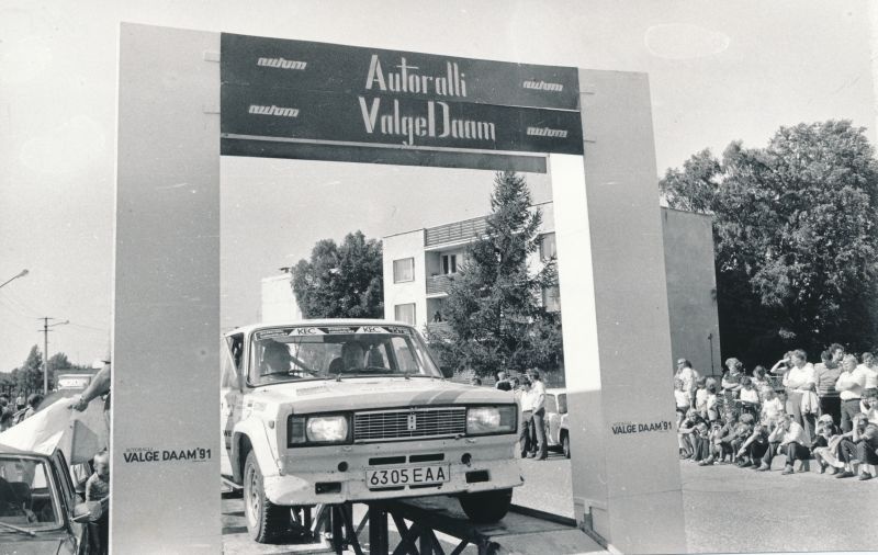 Foto. Autoralli "Valge Daam"  start Haapsalu Spordihoone juures 1991.a. Mustvalge.
