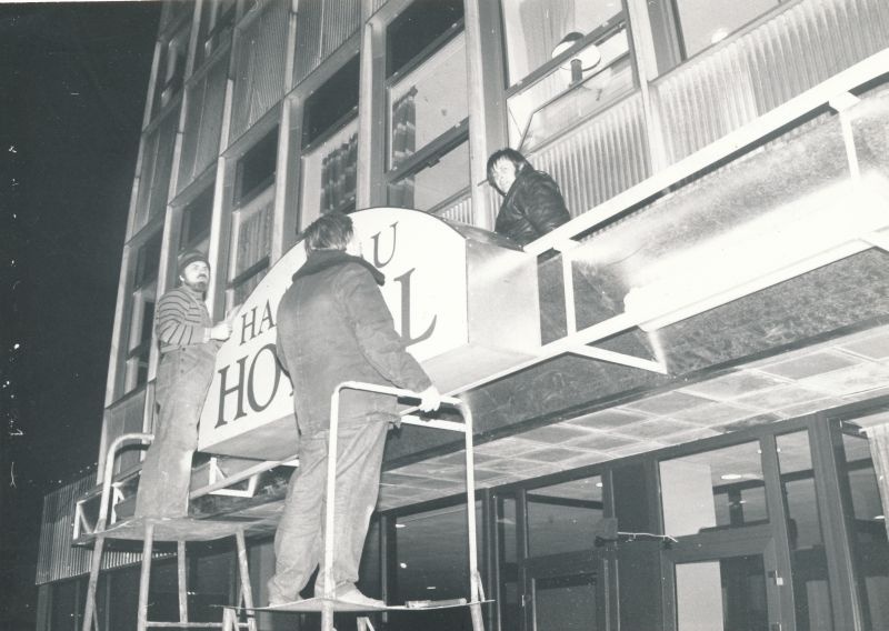Foto. Avamise ööl sai vastremonditud Haapsalu Hotell endale sildi, mille Peeter Rossar paigaldas 14.12.1991. Mustvalge. Foto: M. Naumov.