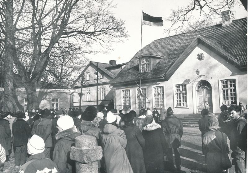 Foto. Eesti iseseisvuspäeva tähistamine Haapsalu endise raekoja ees. 24.02.1992.a. Mustvalge.
