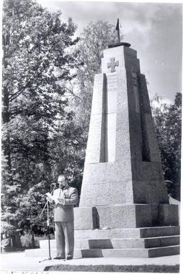Foto. Ülo Nugis Lihula vabadussamba avamisel kõnet pidamas. 23. juuni 1993. Eesti Sõjameeste Lõuna-Läänemaa Ühenduse kroonikaraamatust.  similar photo