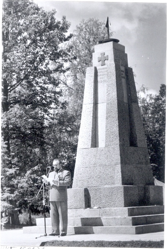 Foto. Ülo Nugis Lihula vabadussamba avamisel kõnet pidamas. 23. juuni 1993. Eesti Sõjameeste Lõuna-Läänemaa Ühenduse kroonikaraamatust.