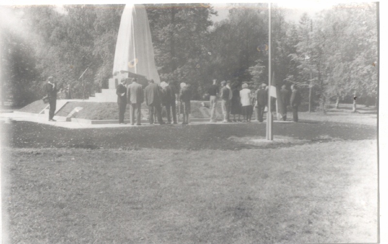 Foto. Lihula ausammas enne avamist. 1993. Eesti Sõjameeste Lõuna-Läänemaa Ühenduse kroonikaraamatust. HM 8385:1
