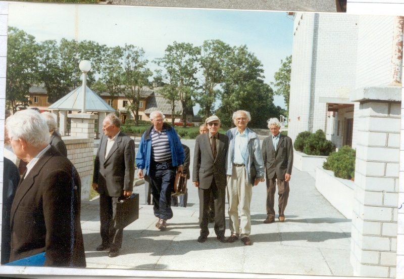 Foto. Eesti Rindemeeste Ühingu liikmed (portfellidega) Lihulas 1996.  Asub HM 8572:1.