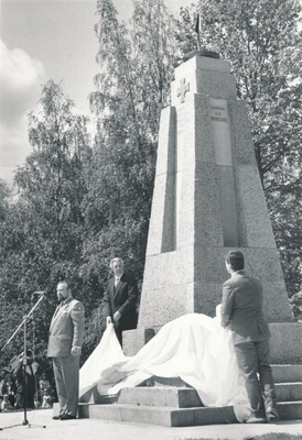 Foto. 23.06.1993.a. avati Lihulas uuesti Vabadussõja mälestussammas. Fotol Ülo Nugis.  similar photo