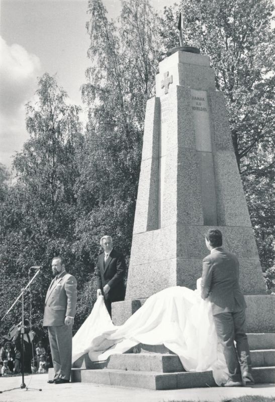 Foto. 23.06.1993.a. avati Lihulas uuesti Vabadussõja mälestussammas. Fotol Ülo Nugis.