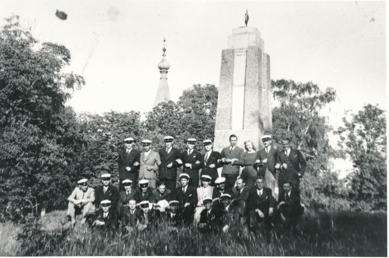 Haapsalu meeskoori kontsertmatk 1943.a. Mehed Lihulas Vabadussõjas langenute mälestussamba juures.