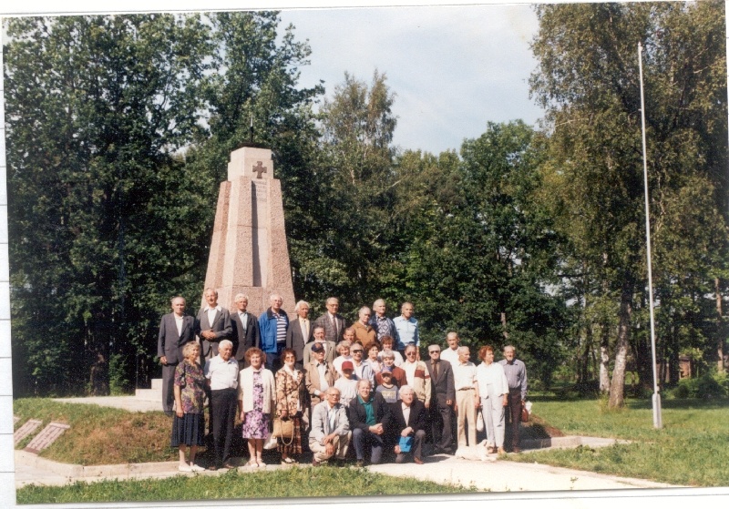 Foto. Eesti Rindemeeste Ühenduse liikmed Lihulas Vabadussõja ausamba juures. 31. 08. 1996. Asub HM 8572:1.