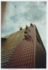 Mahtra Talurahvamuuseumi hoone uue katuse ehitus. Plaatide paigaldamine