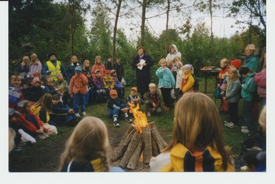 Õpetaja Ellen Arro selgitusi jagamas.  similar photo