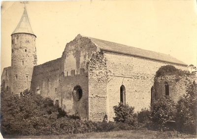 Foto. Vaade Haapsalu toomkirikule ja linnuse vahitornile edelast. Aeg enne restaureerimist 1873 - 1886.  duplicate photo