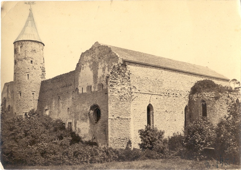 Foto. Vaade Haapsalu toomkirikule ja linnuse vahitornile edelast. Aeg enne restaureerimist 1873 - 1886.