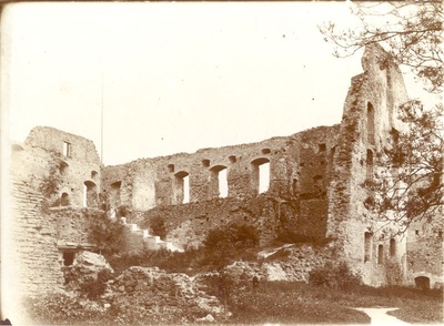 Foto. Haapsalu piiskopilinnus. Vaade eellinnuse õuelt väikelinnuse põhjakülje sisemusse. u 1880-1900.  duplicate photo