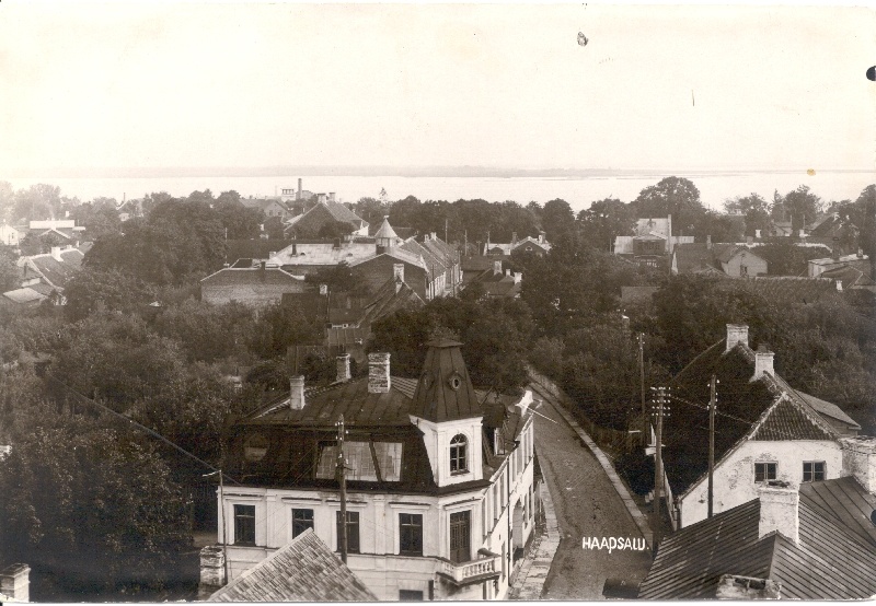 Foto. Haapsalu linnulennuline vaade. Esiplaanil Wiedemanni - Saue tänava rist. 1930. aastad.