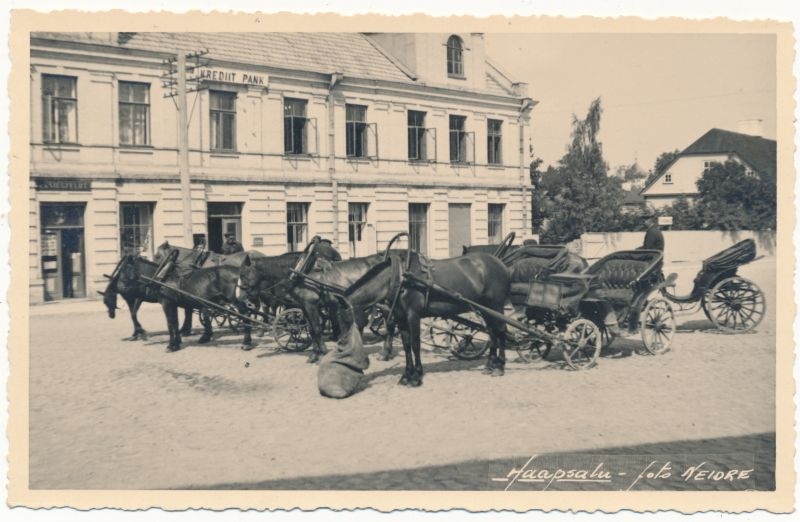 Postkaart. Sõiduvoorimehed Haapsalu Turuplatsil Siegfeldti maja ees. Asub albumis HM 7955.