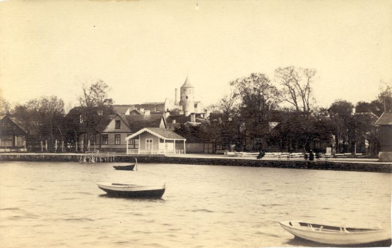 Foto. Haapsalu Suur Promenaad ja lugemismajake. Vaade merelt. 3 paati ankrus. u 1890.