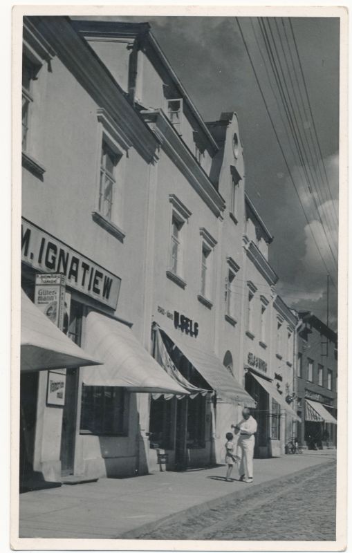 Postkaart. Haapsalu. Karja t 6 fassaad ärisiltidega. Asub albumis HM 7955.
