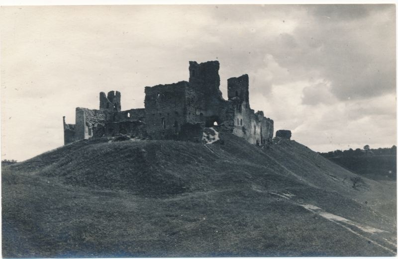 Postkaart. Rakvere lossivaremed. Asub albumis HM 7955.