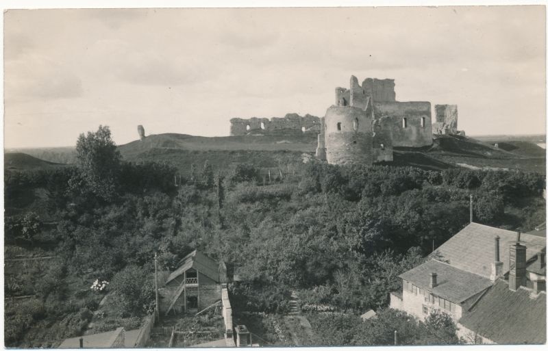 Postkaart. Rakvere lossivaremed. Asub albumis HM 7955.