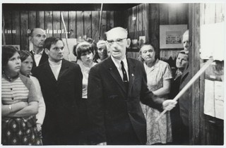 Mahtra Talurahvamuuseumi avamine. Ants Kruusimägi ja kuulajad II saali ekspositsiooni alguses