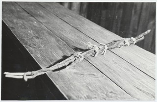 Mahtra Talurahvamuuseumi III ekspositsioonisaali avamine 25.okt. 1971. 1905.a sündmuste st osavõtnute peksuvitsad koos peksupingiga