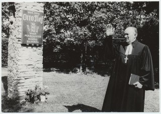 Rapla praost Esra Rahula õnnistamas Otto Tiefi sünnikohta tähistavat mälestustahvlit Sildema talus