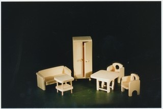 „Arboli “puust mänguasjad: nukumööbli kapp, 2 lauda, 2 tugitooli ja diivan. Hinnad vastavalt 60.-, 16.-, 8.-, 2x12.-, 16.- EEK