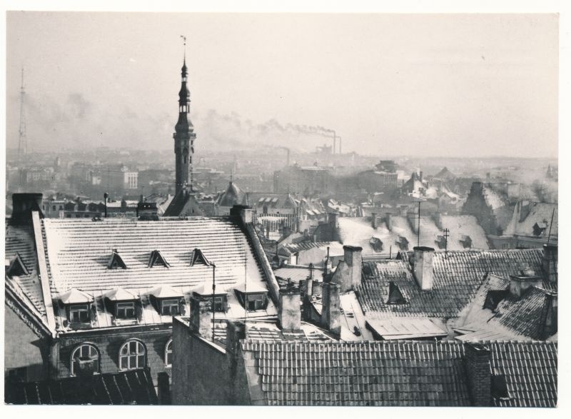 Fotopostkaart. Tallinna vaade. Vaade Toompealt alllinnale ja Pühavaimu kiriku tornile. 1965. Foto: E. Raiküla