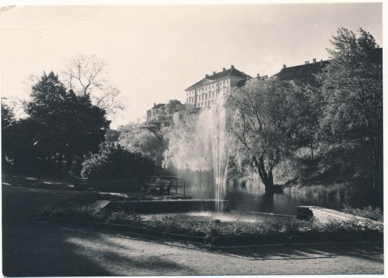 Fotopostkaart. Tallinna vaade. Vaade Šnelli tiigile ja Toompeale Balti jaama poolt. 1963. Foto: E. Saar