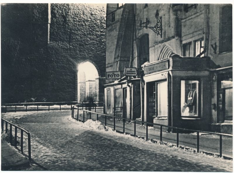 Fotopostkaart. Tallinna vaade. Raekoja tänav. 1965. Foto: K. Kildu