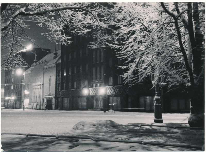 Fotopostkaart. Tallinna vaade. Vaade Võidu väljakule talvel Vene teatri ja linnavalitsusega. 1966. Foto: A. Rätsep