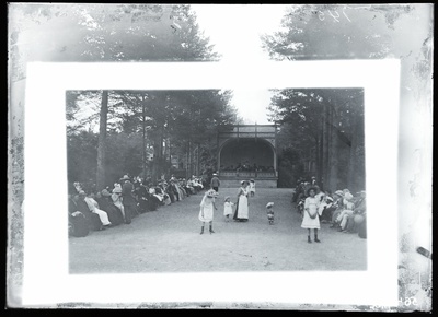 Paviljon tiigi kaldal  similar photo