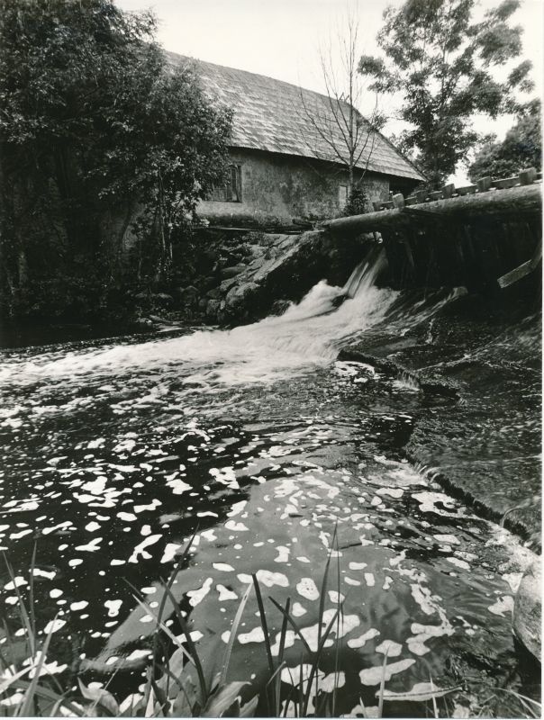 Foto. Kullamaa vesiveski ja -pais. 26.06.1980.