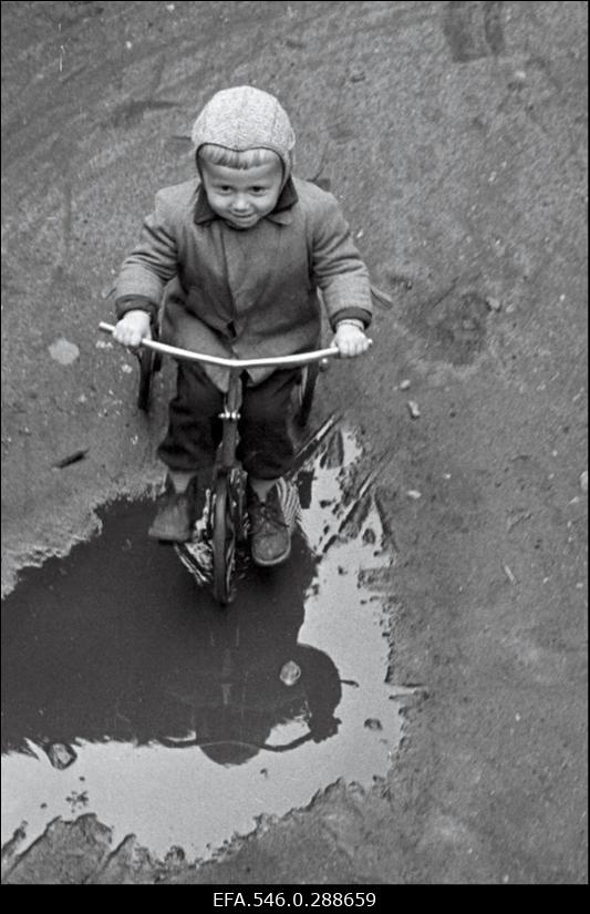 Väikemees 3-rattalise jalgrattaga.