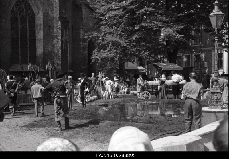 Keskaegsete kostüümidega muusika- või mägufilmi võtted Tallinna vanalinnas. [Vist mitte eesti film].