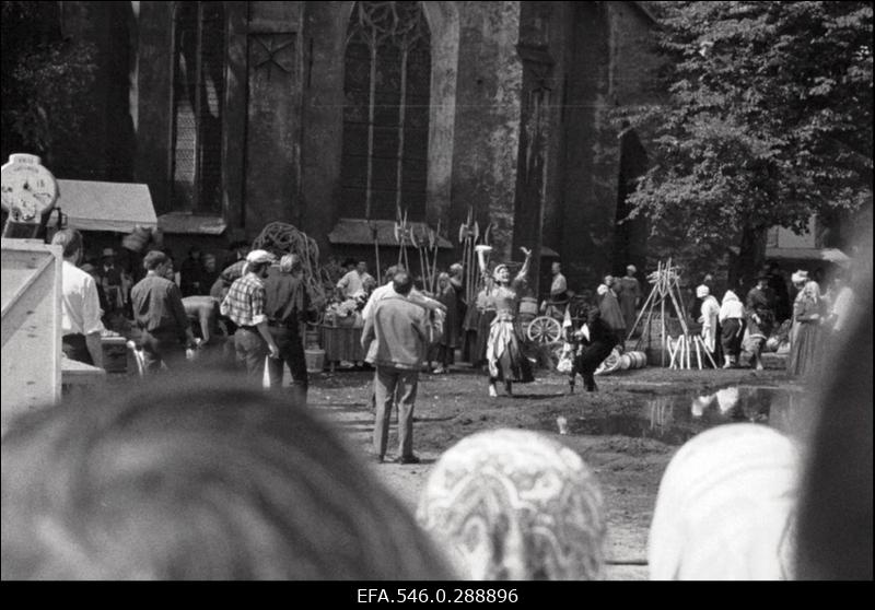 Keskaegsete kostüümidega muusika- või mägufilmi võtted Tallinna vanalinnas. [Vist mitte eesti film].