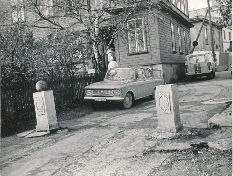Foto. Supeluse tänava algus R. Haavamäe dekoratiivsammastega.
Foto: E. Pallo, 1981.a.