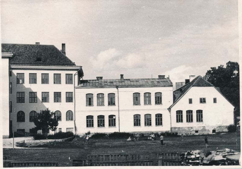 Foto. Haapsalu II Keskkooli hoonete kompleks Wiedemanni ja Kalda tänava vahel. 1965. Foto: H. Paalvelt.