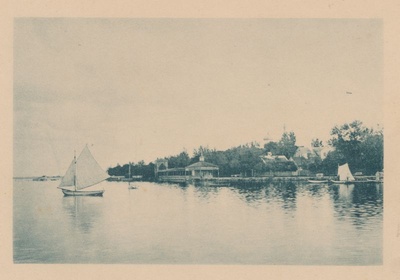 Foto. Suur Promenaad Haapsalus. Vasakul "Trinkhalle", paremal rannikuäärsed majad.  duplicate photo