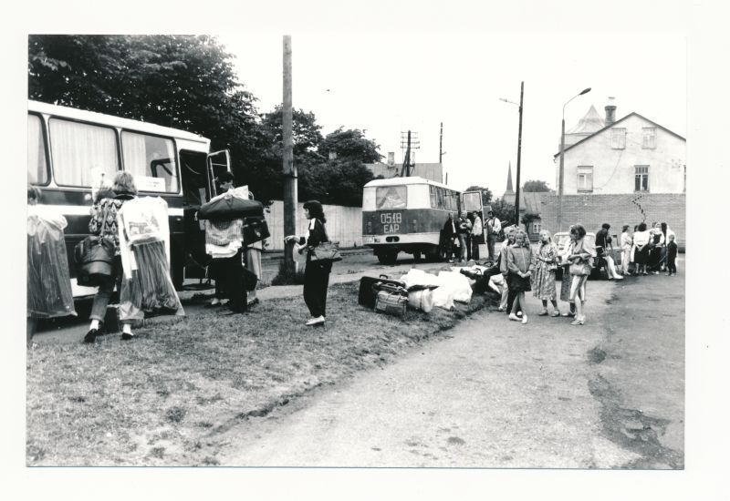 Foto.  Läänlased enne sõitu Eesti 1990.a. üldlaulu - ja tantsupeole.
Kultuurimaja juures 06.1990.